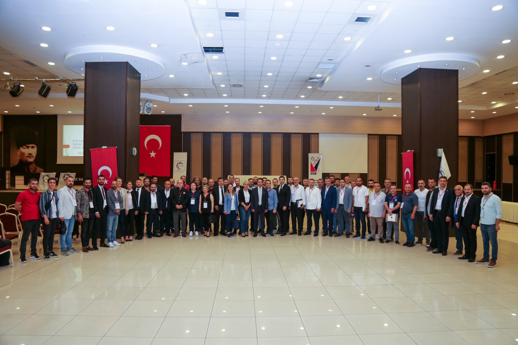 OKSİAD üyeleri bir dernek buluşmasında bir arada